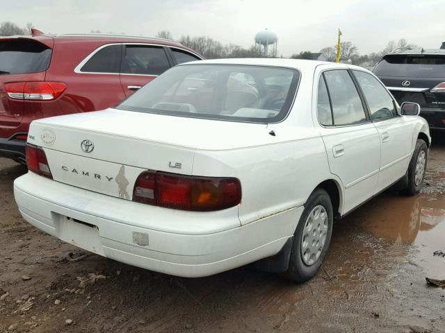 4T1BG12KXTU947399 - 1996 TOYOTA CAMRY DX WHITE photo 4