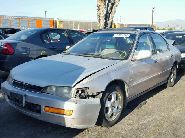 1HGCD5602VA158266 - 1997 HONDA ACCORD SE SILVER photo 2