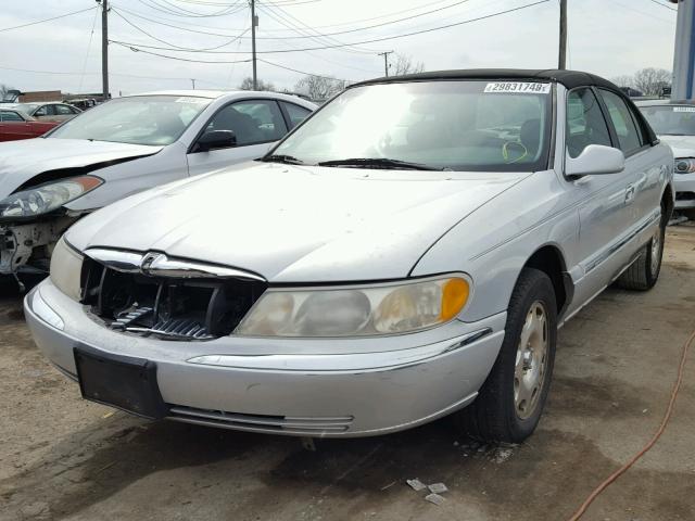 1LNFM97V1WY636937 - 1998 LINCOLN CONTINENTA SILVER photo 2