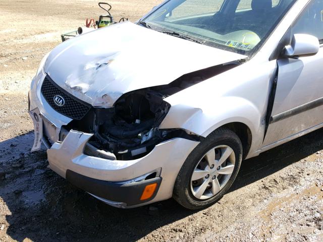 KNADE223396556915 - 2009 KIA RIO BASE SILVER photo 9