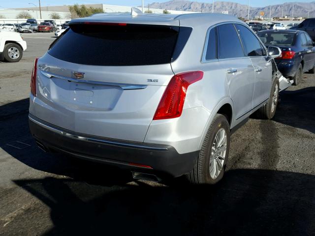 1GYKNBRS6HZ303893 - 2017 CADILLAC XT5 LUXURY SILVER photo 4