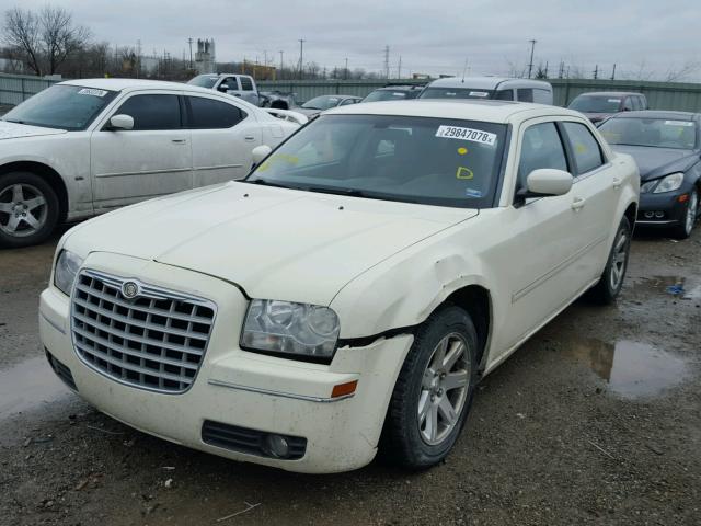 2C3KA53G07H707542 - 2007 CHRYSLER 300 TOURIN CREAM photo 2