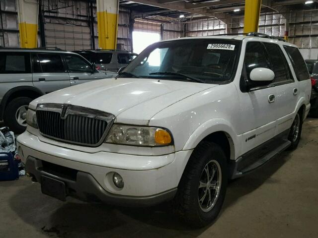 5LMFU28RX2LJ03952 - 2002 LINCOLN NAVIGATOR WHITE photo 2