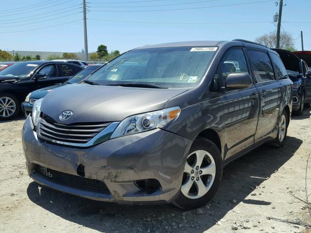 5TDKK3DC9FS595719 - 2015 TOYOTA SIENNA LE GRAY photo 2