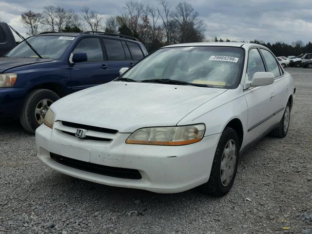 1HGCG6657XA121998 - 1999 HONDA ACCORD LX WHITE photo 2