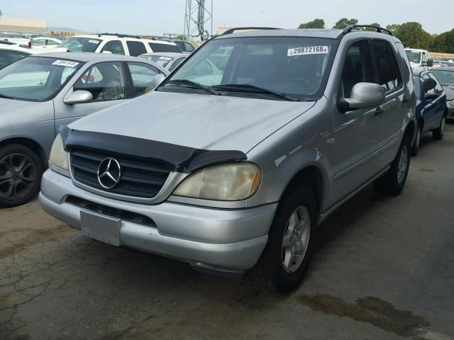 4JGAB54E2YA175823 - 2000 MERCEDES-BENZ ML 320 SILVER photo 2