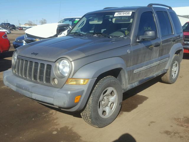 1J4GL48K95W552906 - 2005 JEEP LIBERTY SP CREAM photo 2