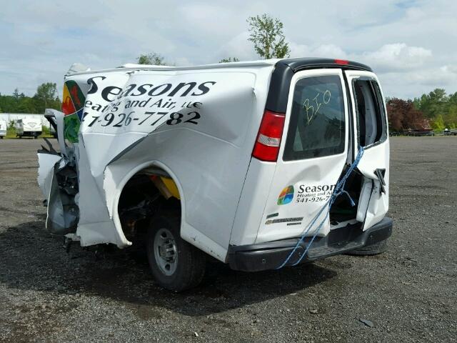 1GCWGFFA2B1158216 - 2011 CHEVROLET EXPRESS G2 WHITE photo 3