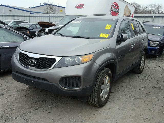 5XYKT3A11BG096145 - 2011 KIA SORENTO BA GRAY photo 2