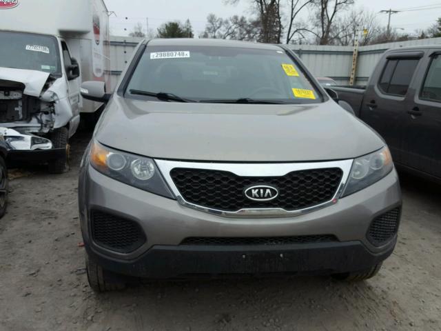 5XYKT3A11BG096145 - 2011 KIA SORENTO BA GRAY photo 9