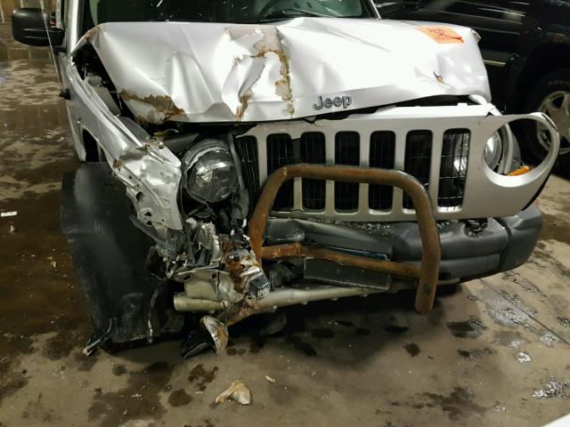 1J8GL38K25W522283 - 2005 JEEP LIBERTY RE GRAY photo 9