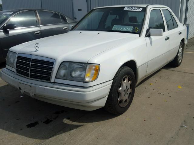 WDBEA32E6SC209899 - 1995 MERCEDES-BENZ E 320 BASE WHITE photo 2