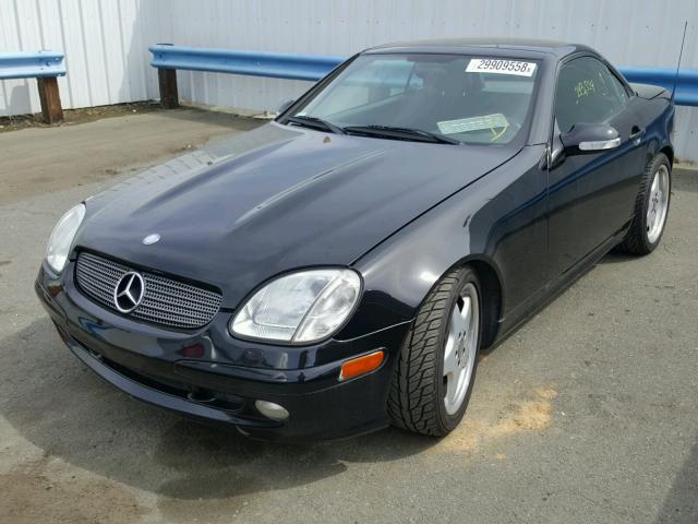 WDBKK65F31F199156 - 2001 MERCEDES-BENZ SLK 320 BLACK photo 2