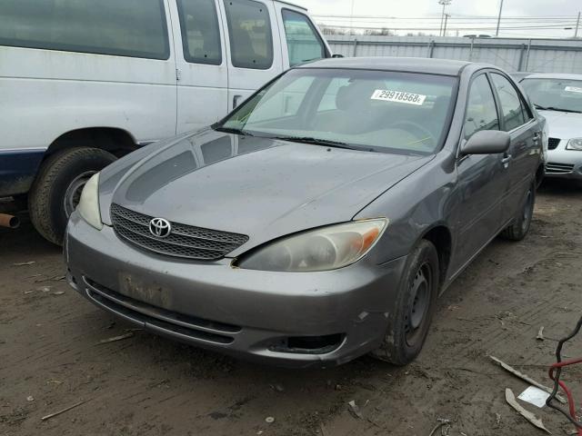 JTDBE32K820115281 - 2002 TOYOTA CAMRY LE GRAY photo 2