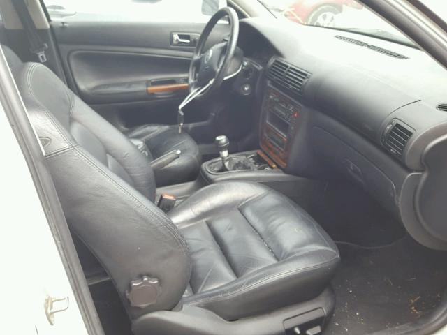 WVWVD23B0YE243034 - 2000 VOLKSWAGEN PASSAT GLX WHITE photo 5