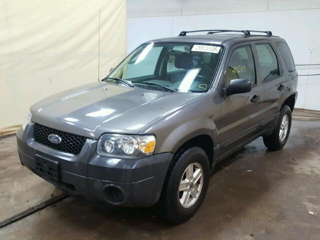 1FMYU92Z95KA33092 - 2005 FORD ESCAPE XLS GRAY photo 2