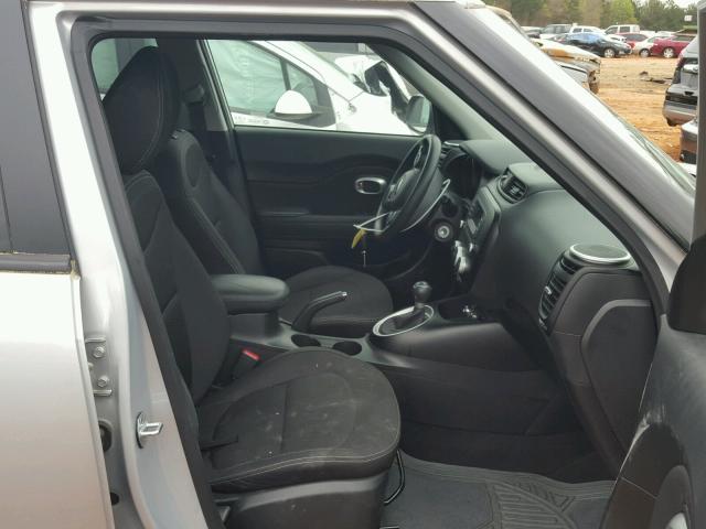 KNDJN2A22F7782528 - 2015 KIA SOUL SILVER photo 5