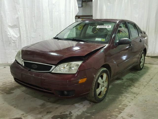 1FAHP34N17W113880 - 2007 FORD FOCUS ZX4 RED photo 2