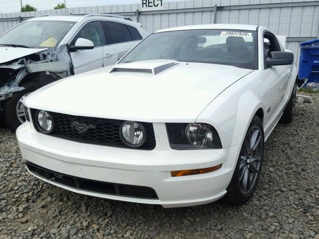 1ZVHT82H565255957 - 2006 FORD MUSTANG GT WHITE photo 2