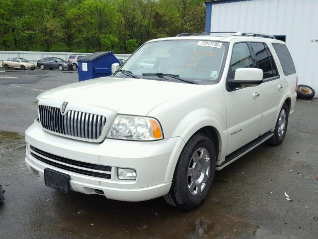 5LMFU275X5LJ17482 - 2005 LINCOLN NAVIGATOR WHITE photo 2