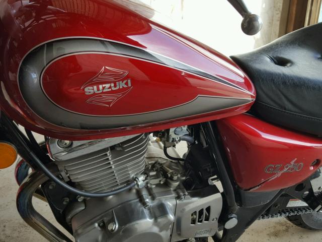 JS1NJ48A612101776 - 2001 SUZUKI GZ250 RED photo 9