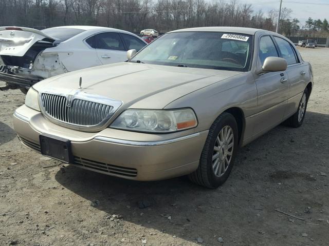 1LNHM83W74Y645527 - 2004 LINCOLN TOWN CAR U WHITE photo 2