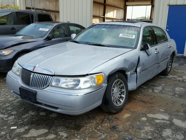 1LNHM82W6YY915418 - 2000 LINCOLN TOWN CAR S SILVER photo 2