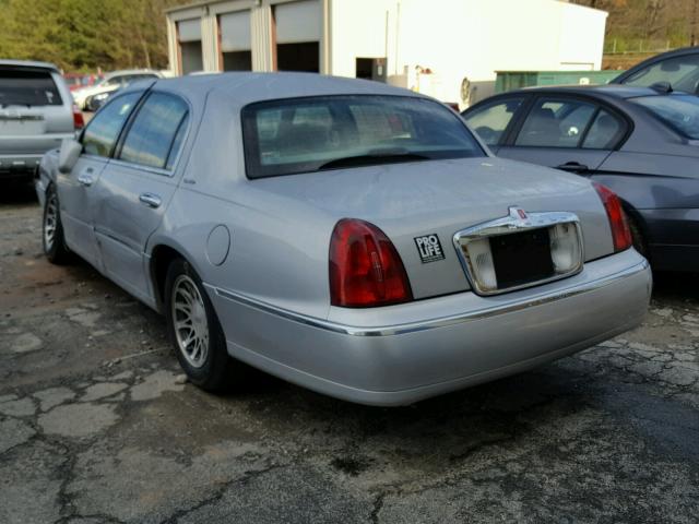 1LNHM82W6YY915418 - 2000 LINCOLN TOWN CAR S SILVER photo 3