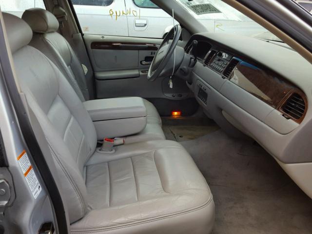 1LNHM82W6YY915418 - 2000 LINCOLN TOWN CAR S SILVER photo 5