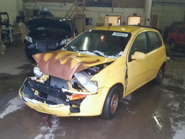 KL1TD66647B776363 - 2007 CHEVROLET AVEO BASE Jaune photo 2