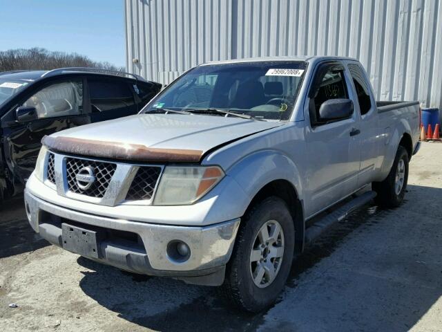 1N6AD06W75C427036 - 2005 NISSAN FRONTIER K SILVER photo 2