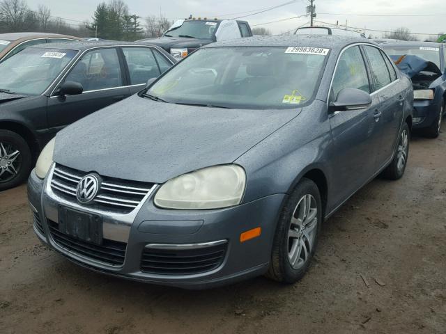 3VWSG71K85M617967 - 2005 VOLKSWAGEN NEW JETTA GRAY photo 2