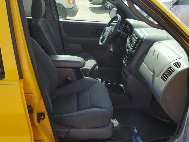 1FMYU04192KD49753 - 2002 FORD ESCAPE XLT YELLOW photo 5