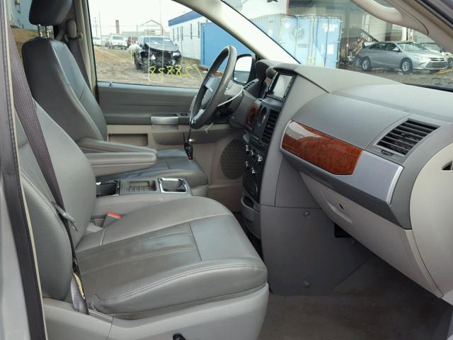 2A8HR54P48R123582 - 2008 CHRYSLER TOWN & COU SILVER photo 5