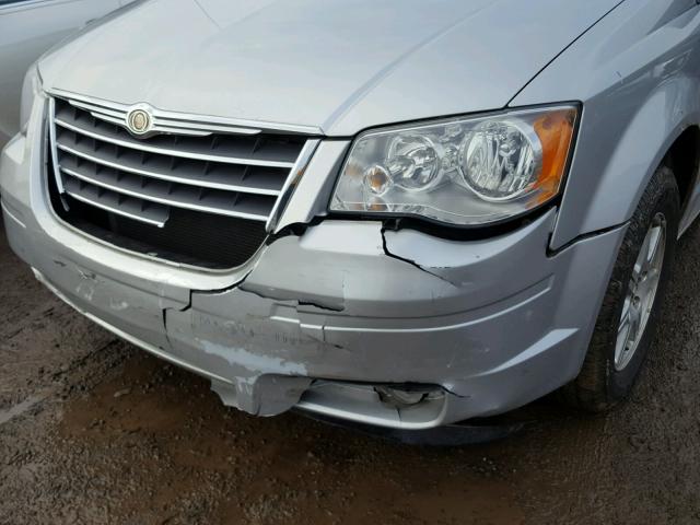 2A8HR54P48R123582 - 2008 CHRYSLER TOWN & COU SILVER photo 9