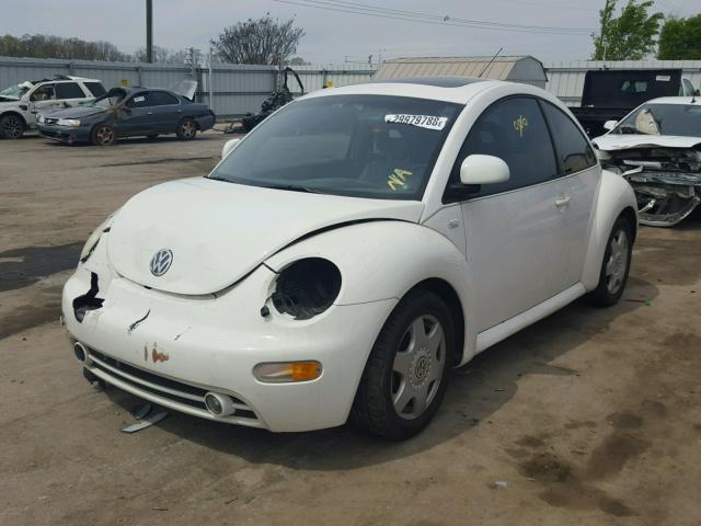 3VWCA21CXYM470217 - 2000 VOLKSWAGEN NEW BEETLE WHITE photo 2