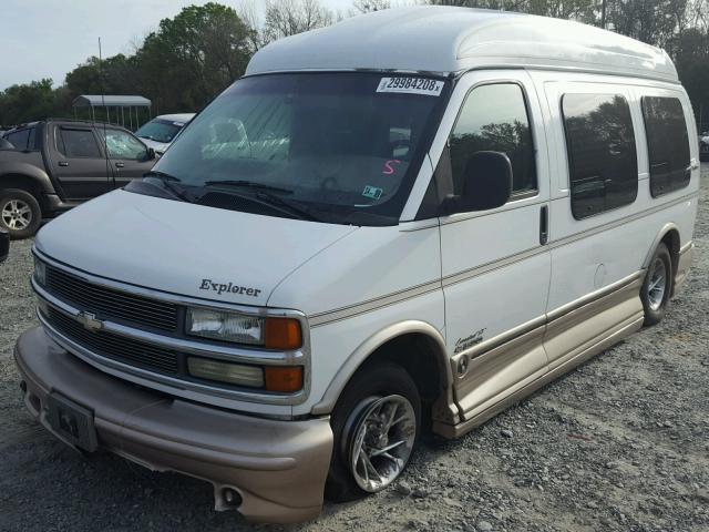 1GBFG15RX21158561 - 2002 CHEVROLET EXPRESS G1 WHITE photo 2