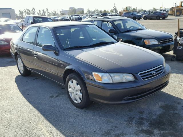 JT2BG22K010569620 - 2001 TOYOTA CAMRY CE GRAY photo 1