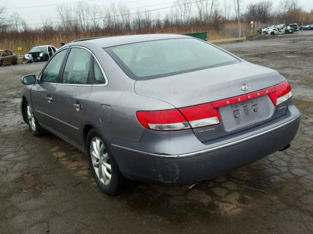 KMHFC46F06A099275 - 2006 HYUNDAI AZERA SE GRAY photo 3