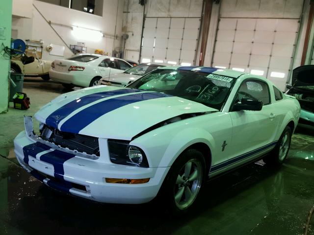 1ZVHT80N985103160 - 2008 FORD MUSTANG WHITE photo 2