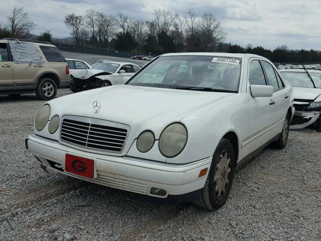 WDBJF65F6WA631808 - 1998 MERCEDES-BENZ E 320 WHITE photo 2