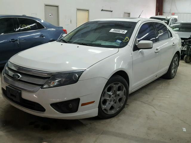 3FAHP0HAXBR121509 - 2011 FORD FUSION SE WHITE photo 2