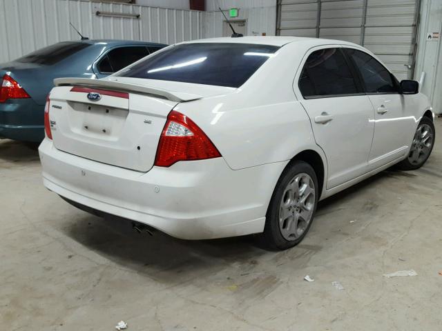 3FAHP0HAXBR121509 - 2011 FORD FUSION SE WHITE photo 4