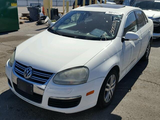 3VWSG71K85M622702 - 2005 VOLKSWAGEN NEW JETTA WHITE photo 2