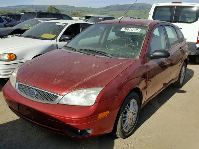 3FAFP37N25R135342 - 2005 FORD FOCUS ZX5 BURGUNDY photo 2