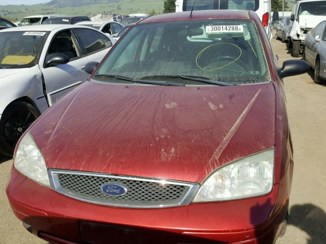 3FAFP37N25R135342 - 2005 FORD FOCUS ZX5 BURGUNDY photo 9