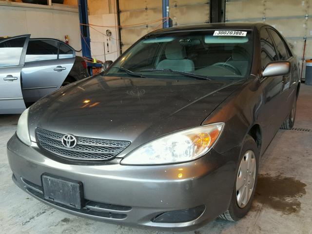 JTDBE32K720101517 - 2002 TOYOTA CAMRY LE GRAY photo 2