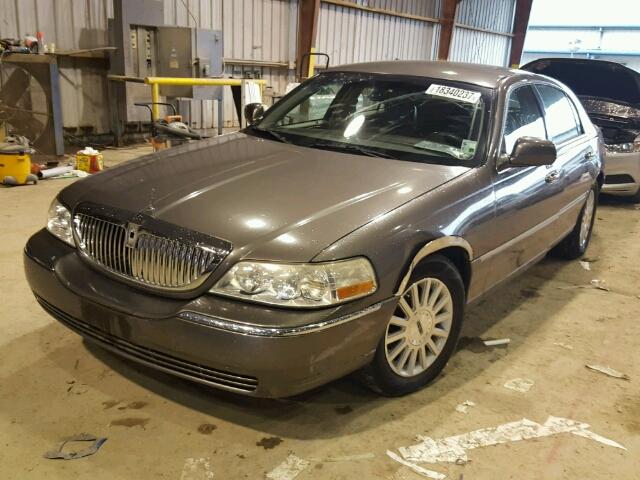 1LNHM82W53Y619010 - 2003 LINCOLN TOWN CAR S TAN photo 2