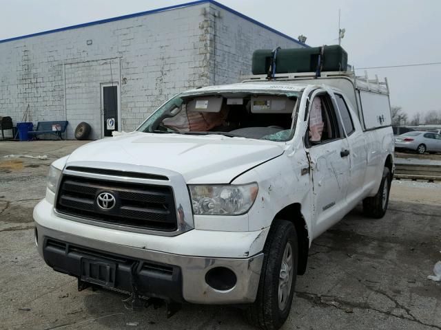 5TFCW5F19CX013561 - 2012 TOYOTA TUNDRA DOU WHITE photo 2