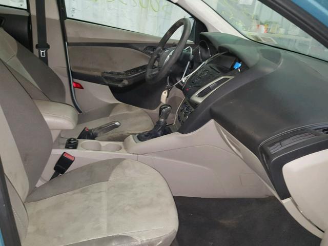 1FAHP3F25CL173496 - 2012 FORD FOCUS SE BLUE photo 5